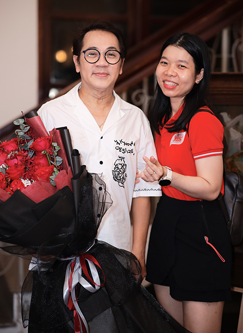 thanh-loc-1-2336-1683431983 Thành Lộc chụp hình cùng khán giả trong đêm hòa nhạc tối 6/5. Ảnh