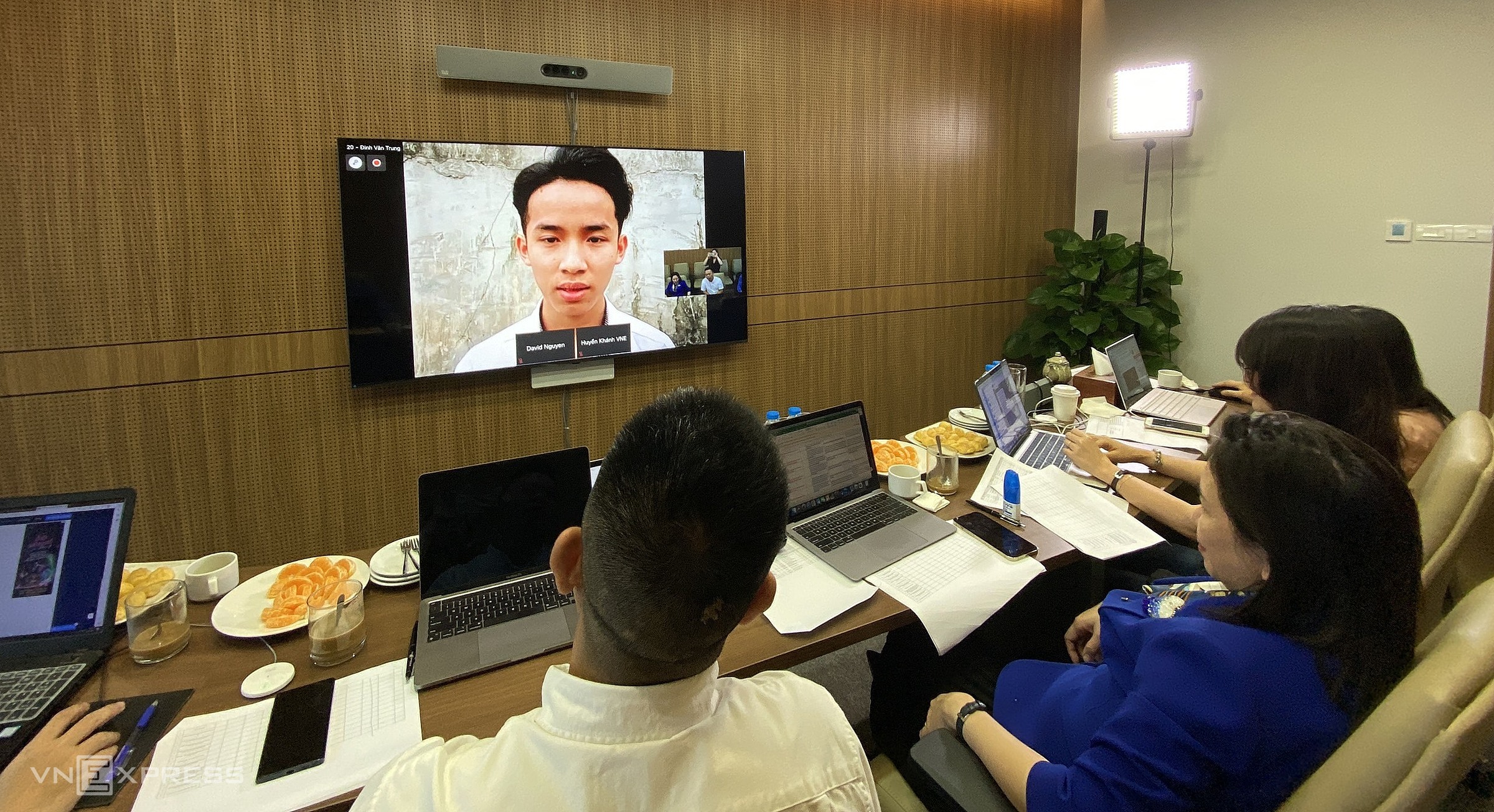 z4298207977149-3d765045e633e91-2376-1418-1683370227 Tác giả Đinh Văn Trung thuyết trình online trước hội đồng giám khảo cuộc thi. Ảnh: NQ