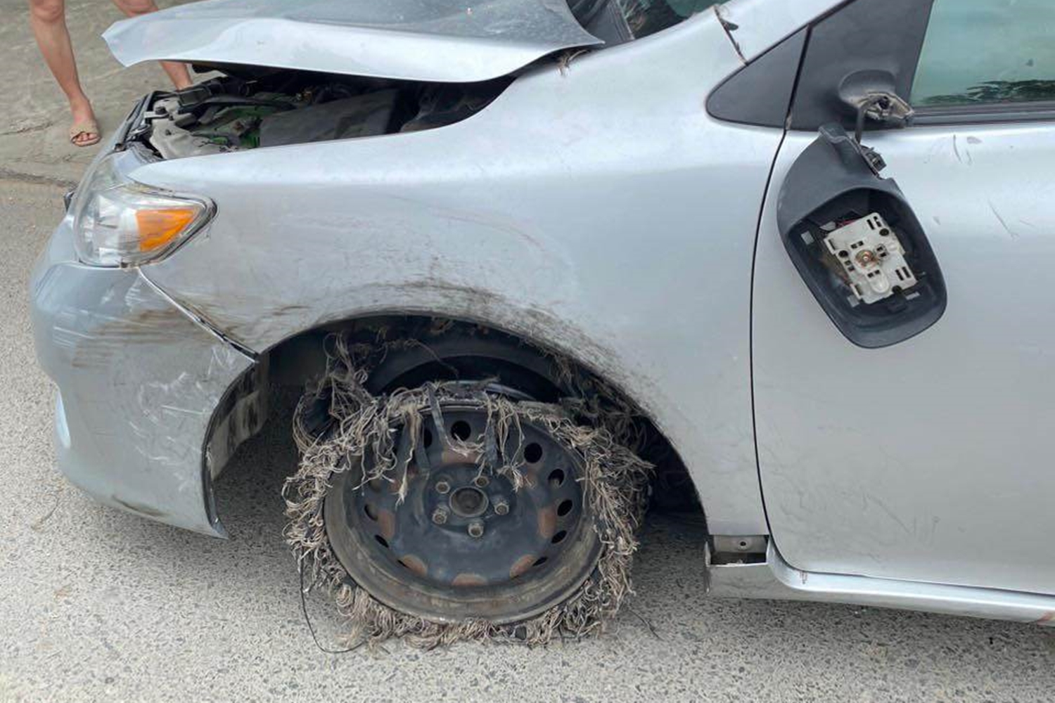 Ô tô có dấu hiệu bị nổ lốp, dẫn đến mất lái. Ảnh: Xuân Hoa