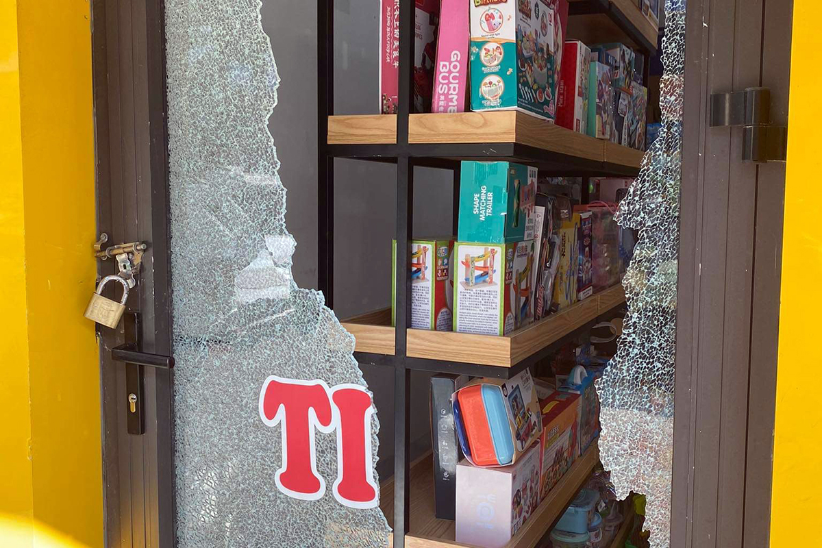 z4371842894100-05204105cb36f2f-2330-5829-1684906760 Cửa kính siêu thị bị kẻ gian đập vỡ để đột nhập vào trong. Ảnh: Hà Hoài