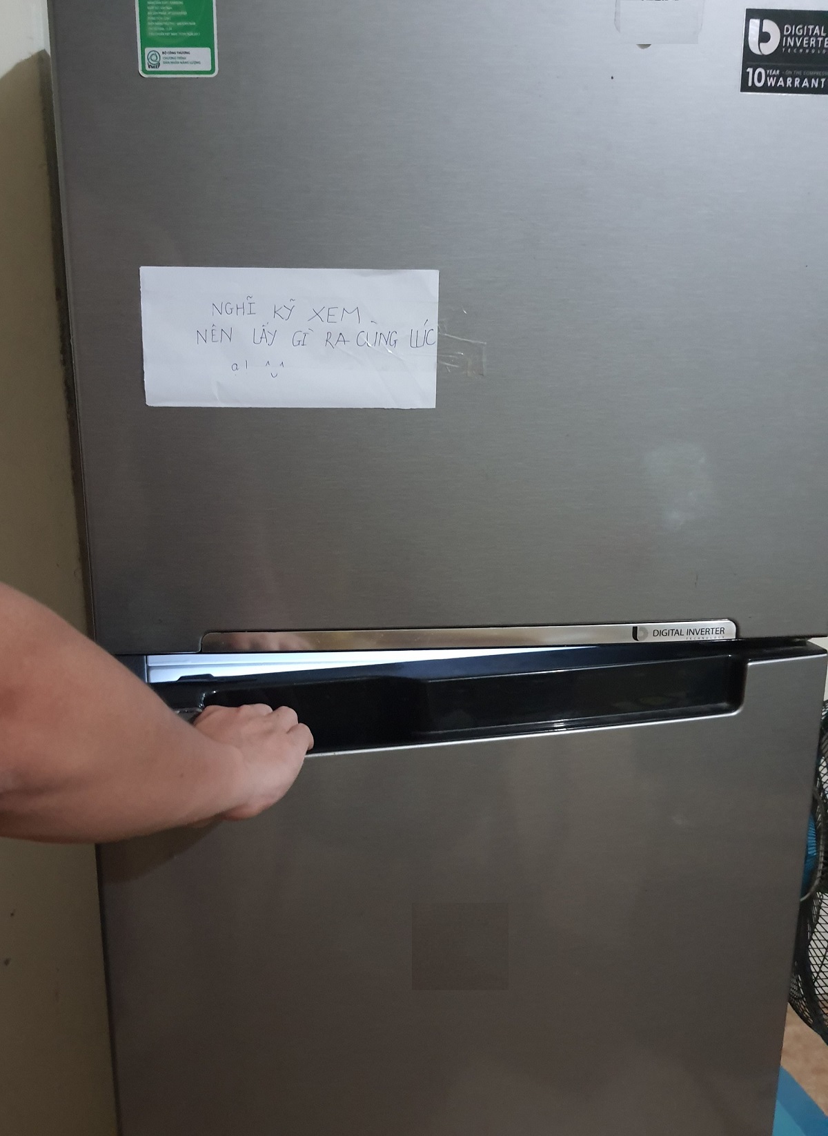 1-5527-1685541274 Tủ lạnh nhà chị Thanh dán giấy nhớ để nhắc nhở các thành viên sử dụng tủ lạnh tiết kiệm. Ảnh nhân vật cung cấp