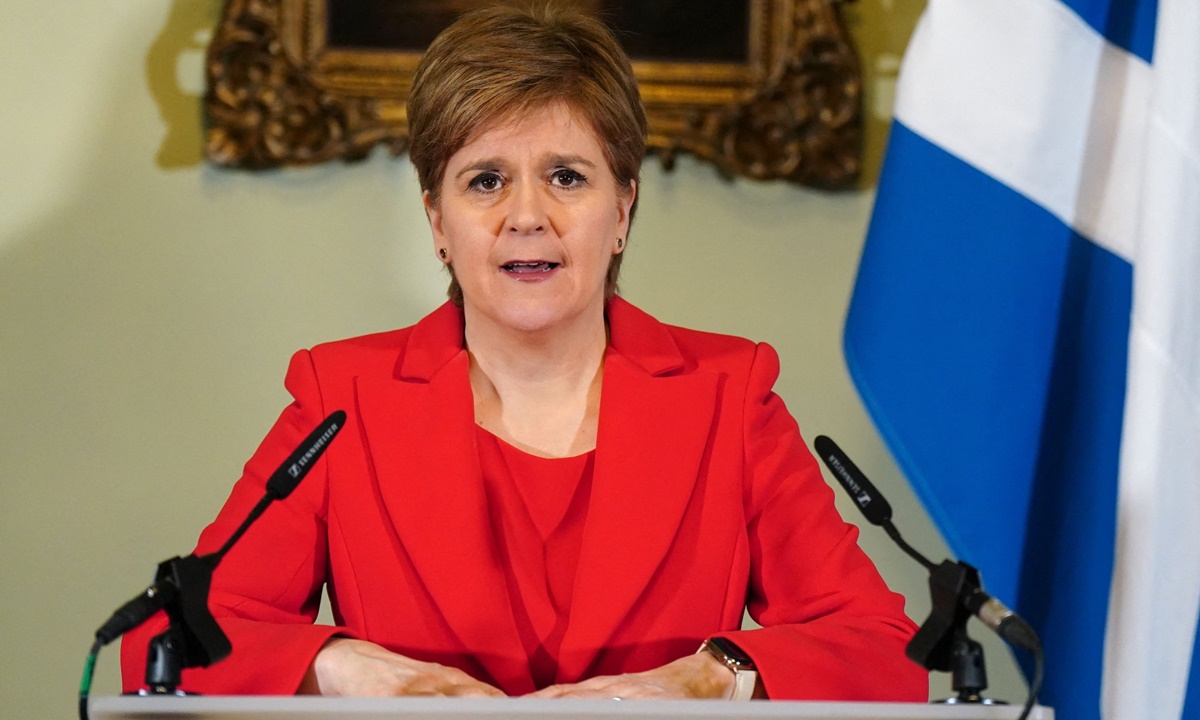 257690-4064-1686494779 Bà Nicola Sturgeon phát biểu trong một cuộc họp báo ở Edinburgh, Scotland, hôm 15/2. Ảnh: AFP