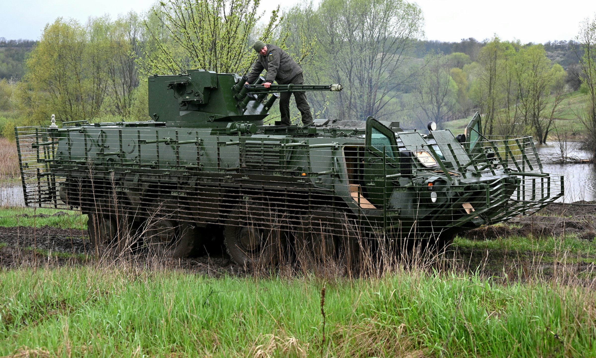 btr-4e-1-9389-1686112561 Kíp xe thiết giáp BTR-4E Ukraine huấn luyện ở tỉnh Kharkov hồi tháng 4. Ảnh: AFP