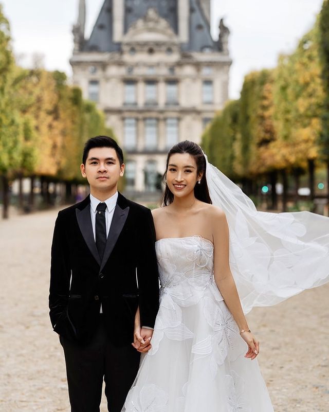 cuoc-song-do-my-linh-sau-ket-h-4406-1808-1686800291 Hôm 12/6, vợ chồng Đỗ Mỹ Linh chia sẻ bức ảnh cưới chụp ở Pháp trước đám cưới vào tháng 10/2022, hút hàng chục nghìn lượt yêu thích. Kể từ khi kết hôn đến nay, Đỗ Mỹ Linh chọn cuộc sống nhẹ nhàng bên chồng - doanh nhân Đỗ Vinh Quang (Chủ tịch Câu lạc bộ Hà Nội).