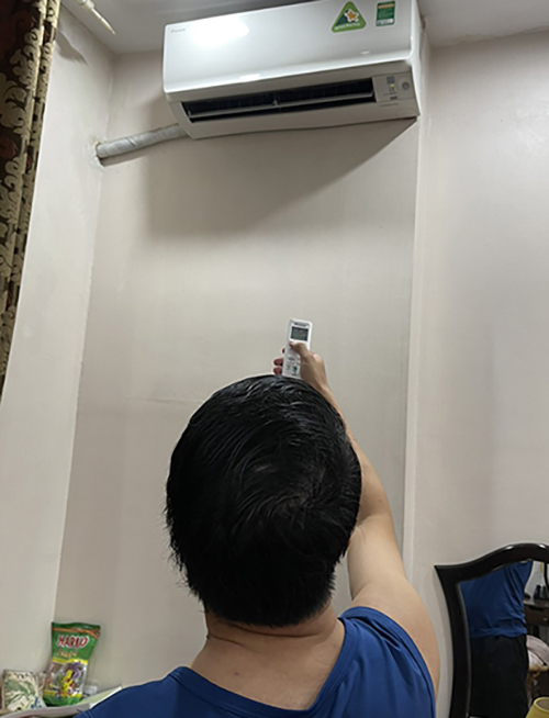 dieu-hoa-1-4613-1685667440 Anh Tiến kiểm tra lại điều hòa khi mùa nóng tới, tháng 5/2023. Ảnh: Nhân vật cung cấp