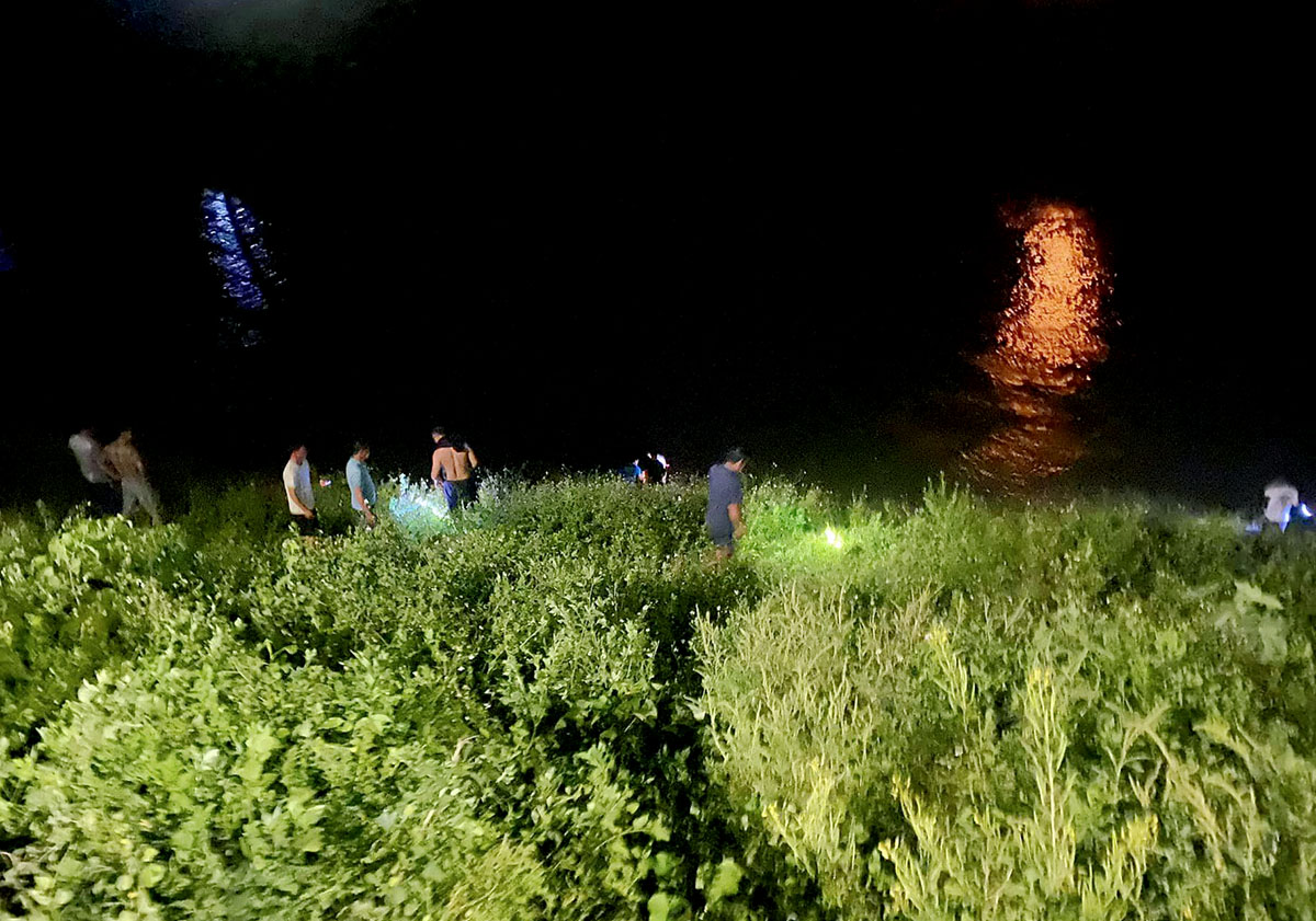 hien-truong-vu-an-o-nghe-an-5725-1686277905 Lực lượng chức năng tìm kiếm Sửu trên bờ sông Đào. Ảnh: Hùng Lê