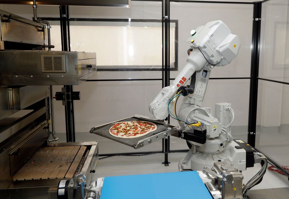 im-797244-jpeg-6730-1686415990 Robot làm bánh pizza của Zume. Ảnh: AP