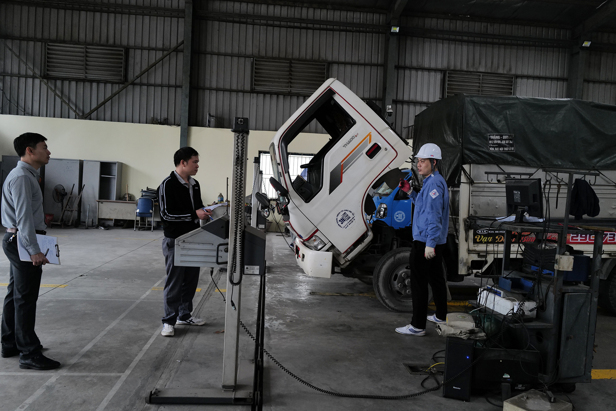 l1003625-jpg-8877-1686203061 Kiểm tra xe tại một đơn vị kiểm định ở Hà Nội. Ảnh: Ngọc Thành