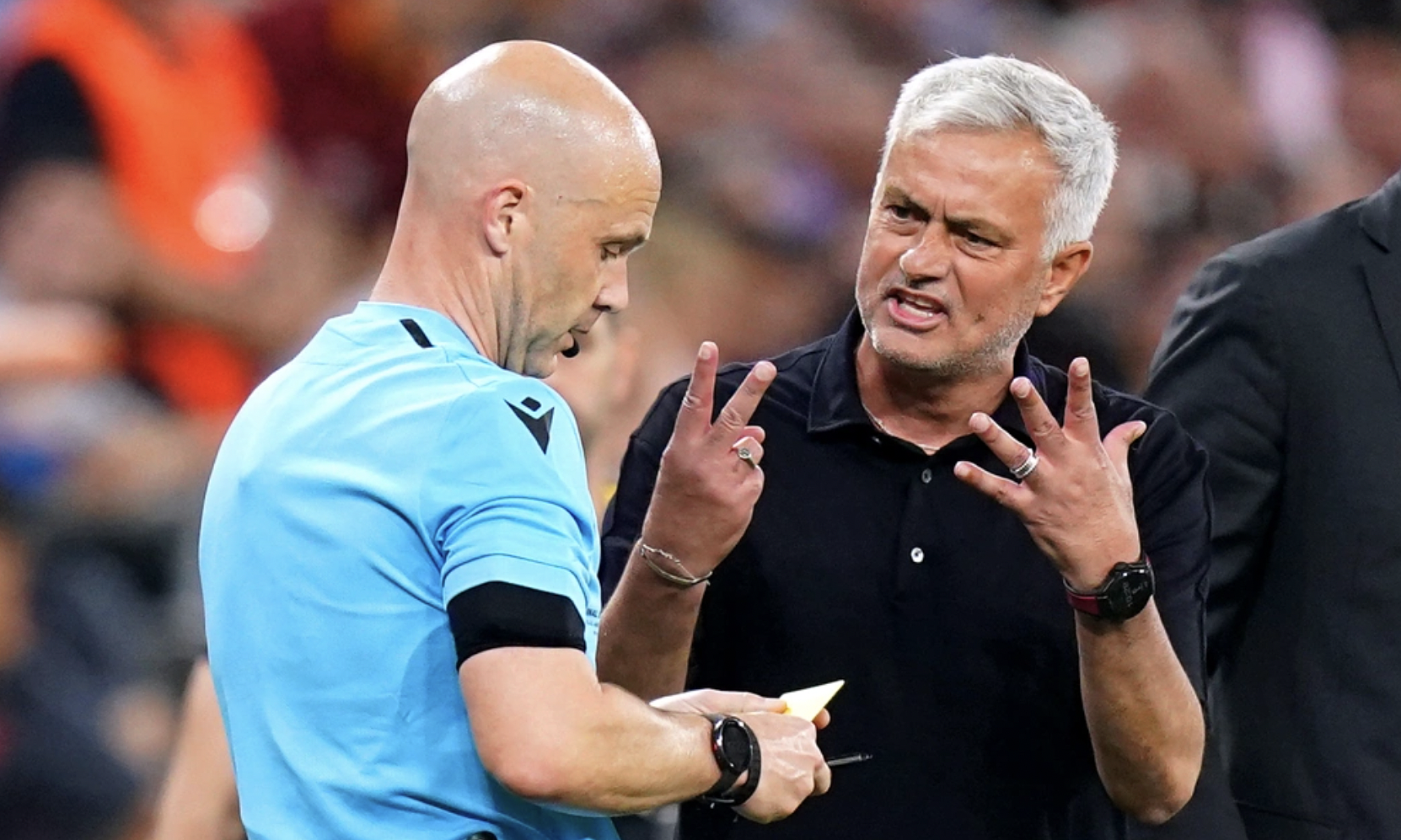 mourinho-1685665232-4457-1685665275 Tình huống trọng tài Anthony Taylor rút thẻ vàng phạt Mourinho trong trận chung kết Europa League trên sân Puskas ở Budapest, Hungary tối 31/5/2023. Ảnh: AP