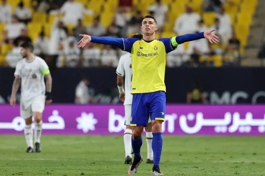 new-project-8810-1685638192 Ronaldo (áo vàng) chơi trận Al Nassr thắng Al Shabab 3-2 hôm 23/5. Ảnh: Reuters