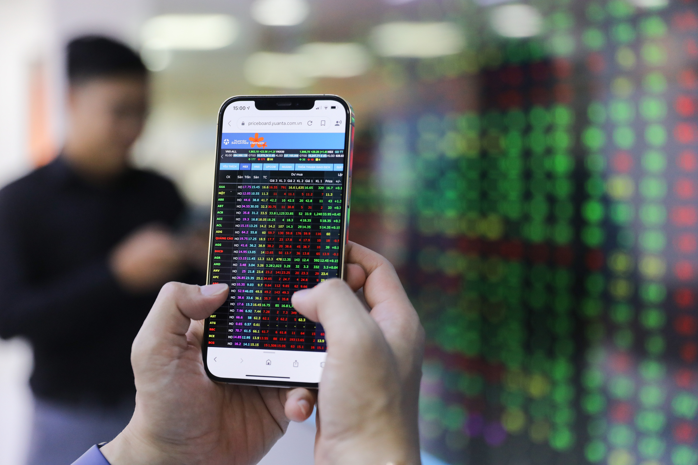 quyn8556-3546-1686034407 Giao dịch chứng khoán tại một sàn ở quận 1 (TP HCM), tháng 3/2021. Ảnh: Quỳnh Trần