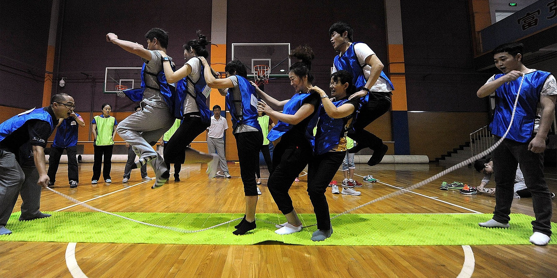 team-building-1686886016-4304-1686886118 Nhân viên của một công ty tại Thẩm Quyến đang tham gia trò chơi tập thể, năm 2022. Ảnh: SixthTone