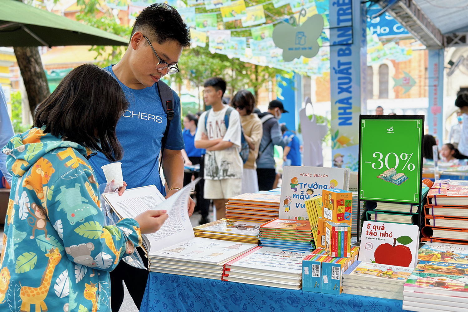 thieu-nhi-1-5019-1685638233 Trẻ em cùng phụ huynh xem sách thiếu nhi tại Đường sách Nguyễn Văn Bình. Ảnh: Mai Nhật
