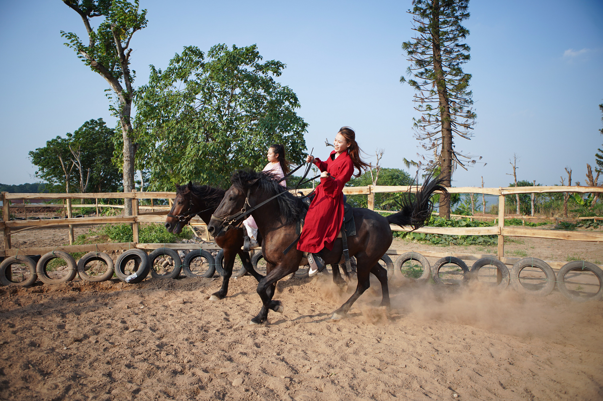 va-09110-jpg-8839-1686062205 Thanh Lam (áo đỏ) cùng Mỹ Hạnh (áo hồng) đang thực hiện động tác cho ngựa chạy song song trong sân tập, chiều 31/5. Ảnh: Quỳnh Nguyễn