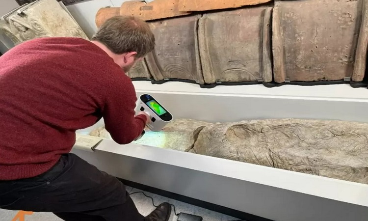 vne-roman-5290-1686113260 Nhà nghiên cứu quét 3D hài cốt phủ thạch cao trong quan tài. Ảnh: Đại học York