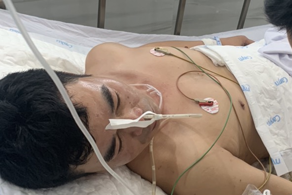 z4414533477943-1277224ab52f930-2307-4583-1686201969 Anh Ninh đã tỉnh sau khi được phẫu thuật lấy viên đạn ở bụng. Ảnh: Lê Tân