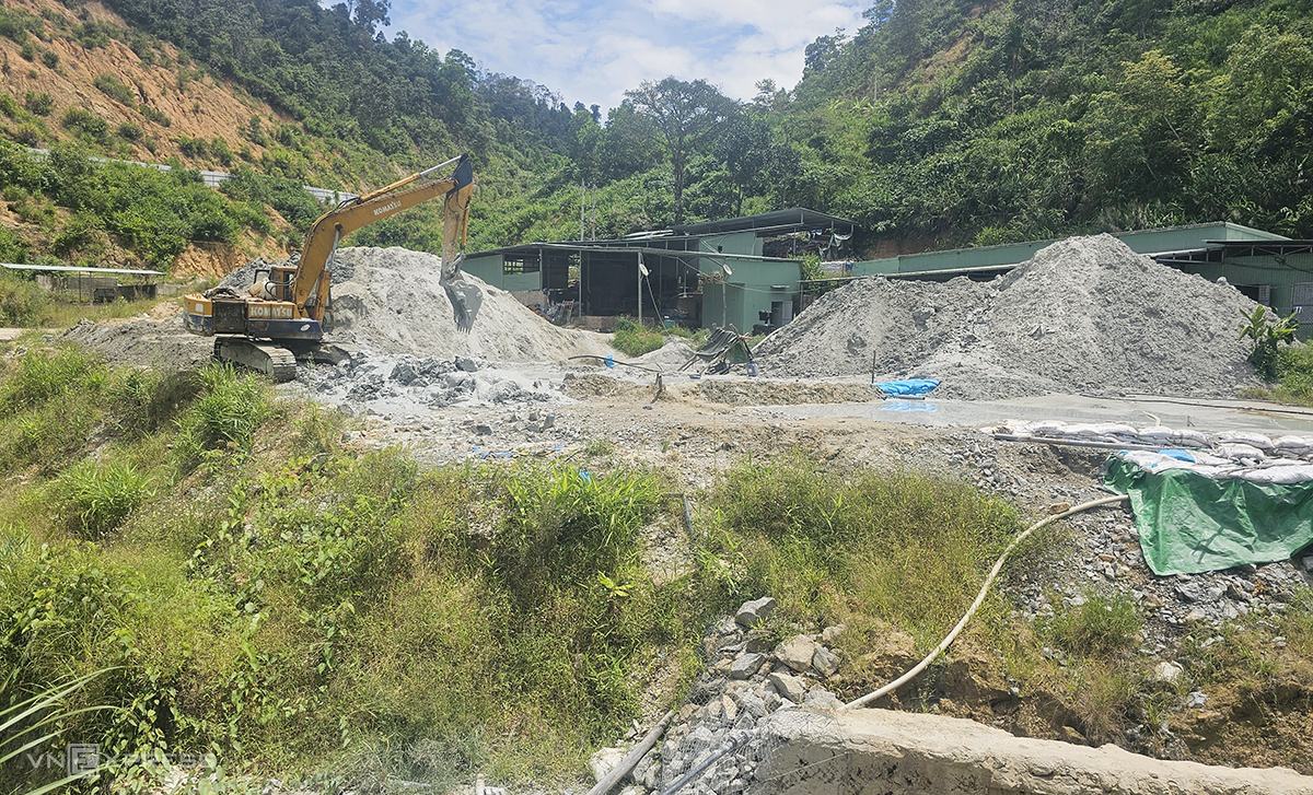 2-8325-1689925931 Mỏ vàng bãi ruộng chất đống chất thải sáng 19/7. Ảnh: Đắc Thành