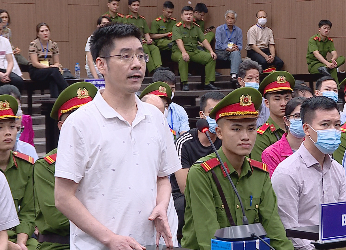 hu-ng-chie-u-21-5729-1689932181 Bị cáo Hoàng Văn Hưng (đứng) tự bào chữa. Ảnh: Danh Lam