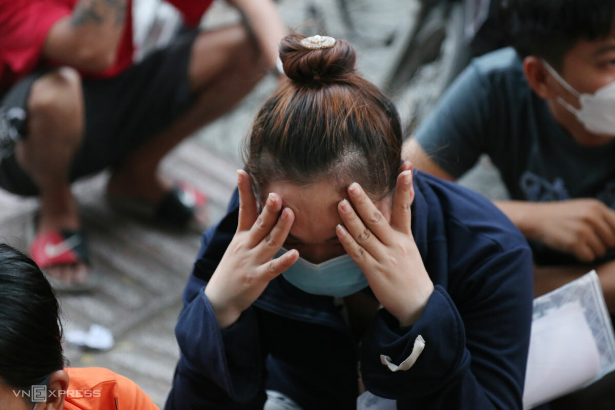 img-8718-jpg-3085-1689654570 Người dân chờ rút BHXH một lần tại TP HCM, tháng 4/2023. Ảnh: Đình Văn