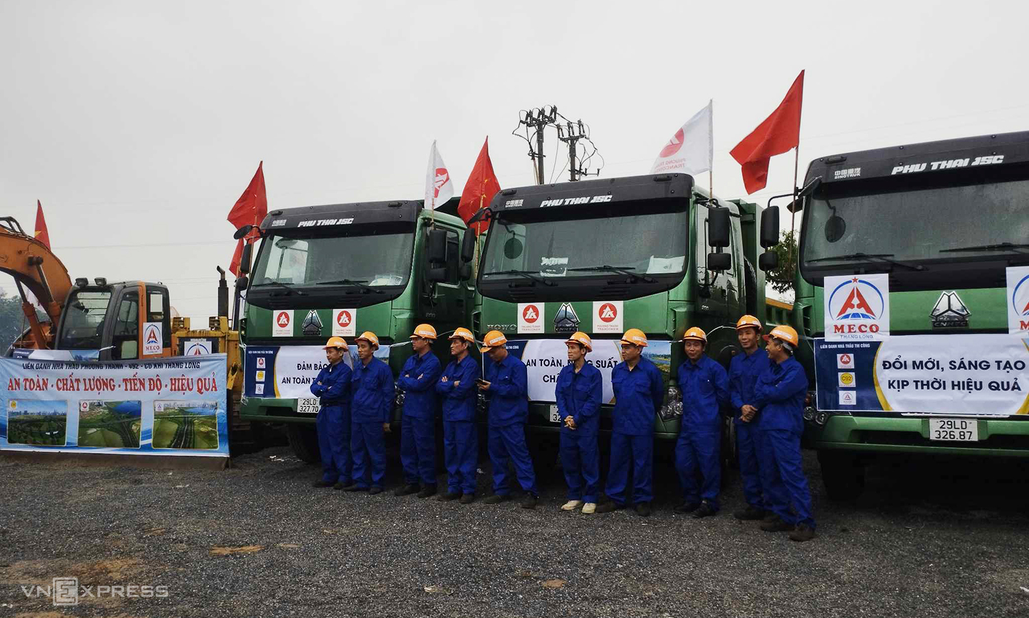 khoi-cong-7847-1689732393 Công nhân, máy móc tham gia lễ khởi công sáng 19/7. Ảnh: Văn Chiểu