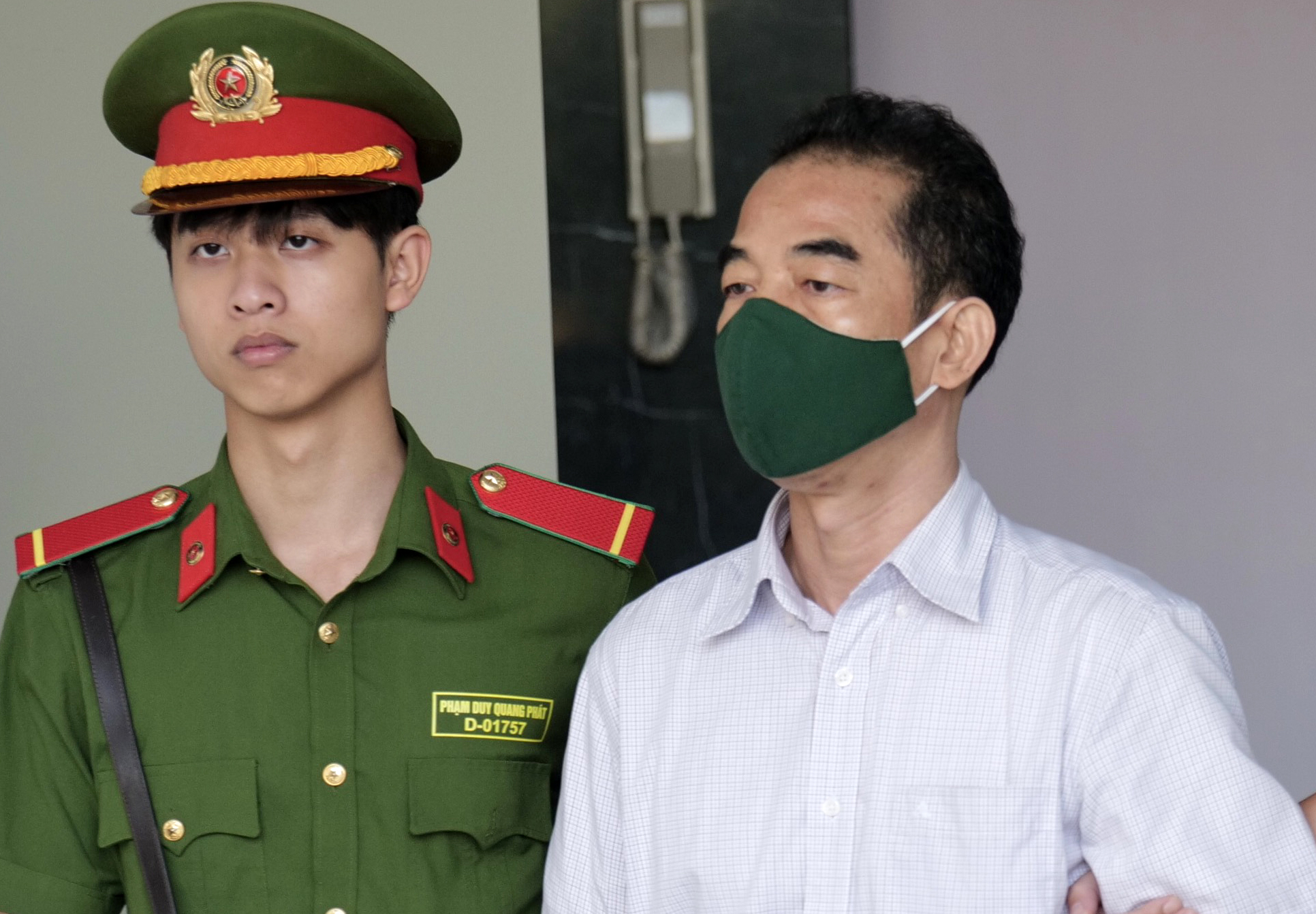 to-anh-dung-2-2911-1689950133 Cựu thứ trưởng Ngoại giao Tô Anh Dũng trong lần bị dẫn giải tới tòa. Ảnh: Ngọc Thành