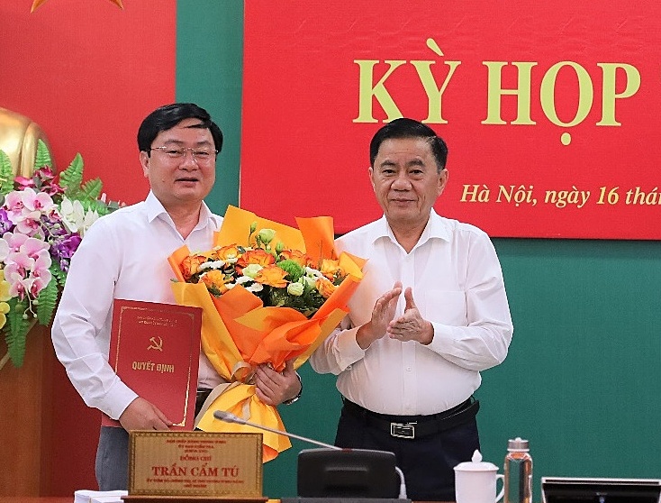 2023-08-16-11-33-361-4301-1692-7015-8540-1692235929 Chủ nhiệm Ủy ban Kiểm tra Trung ương trao quyết định của Bộ Chính trị chuẩn y ông Nguyễn Văn Quyết giữ chức Phó chủ nhiệm Ủy ban, chiều 16/8. Ảnh: UBKTTW