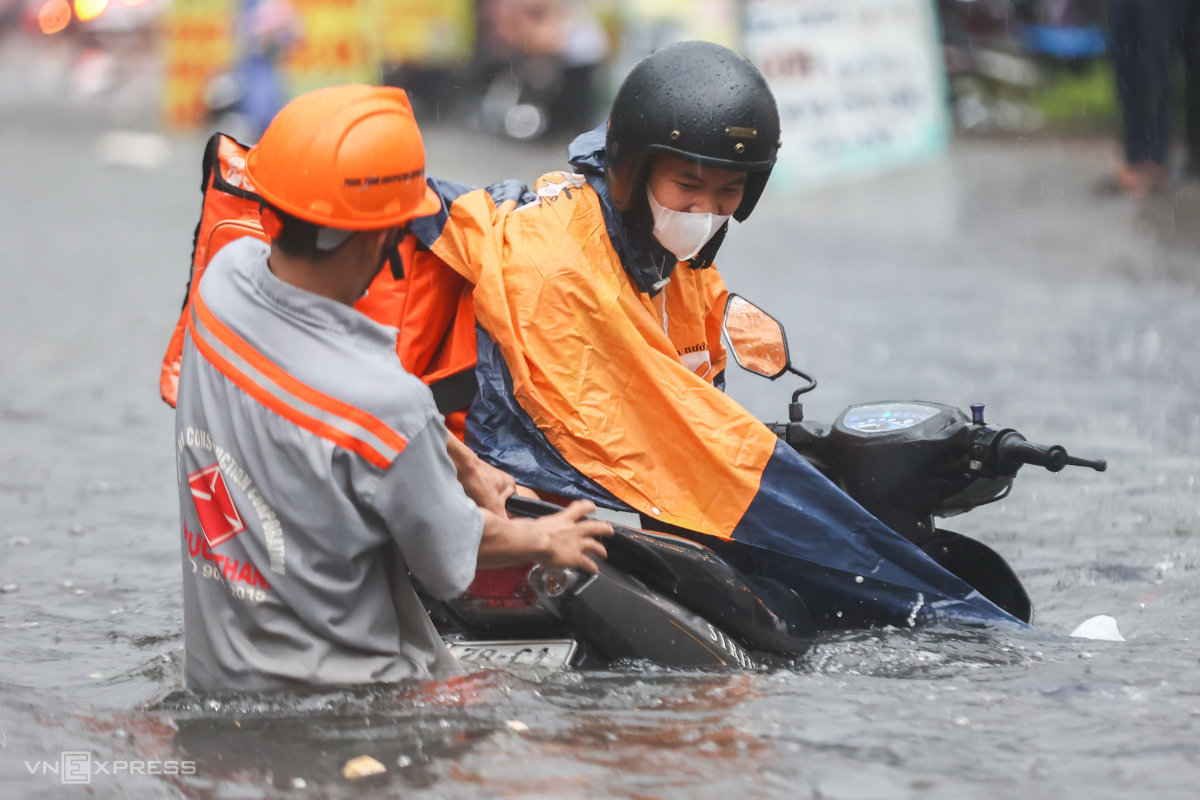 233a9861-1692009425-1692009579-2830-1692097825 Nước ngập ngang yên xe người dân tại TP Thủ Đức chiều 14/8. Ảnh: Quỳnh Trần