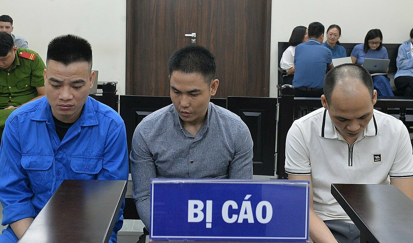26087023233cf162a82d-jpeg-1692-8555-6564-1692249046 Từ trái qua: bị cáo Kiệm, Huấn và Hoàng tại tòa. Ảnh: Danh Lam