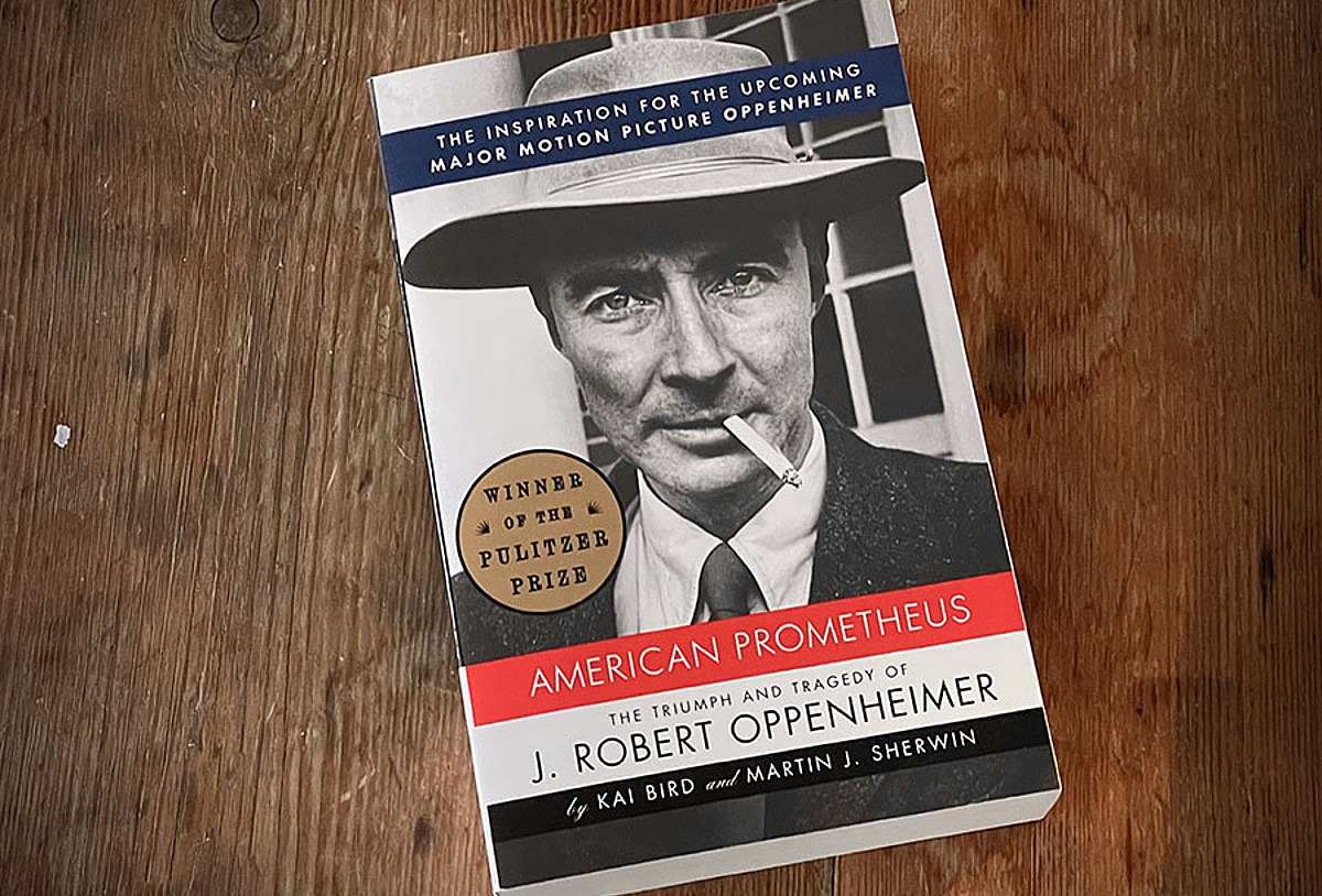 american-prometheus-the-life-a-5112-5218-1692084557 Bìa sách American Prometheus. Ảnh: BookLab by Bjorn