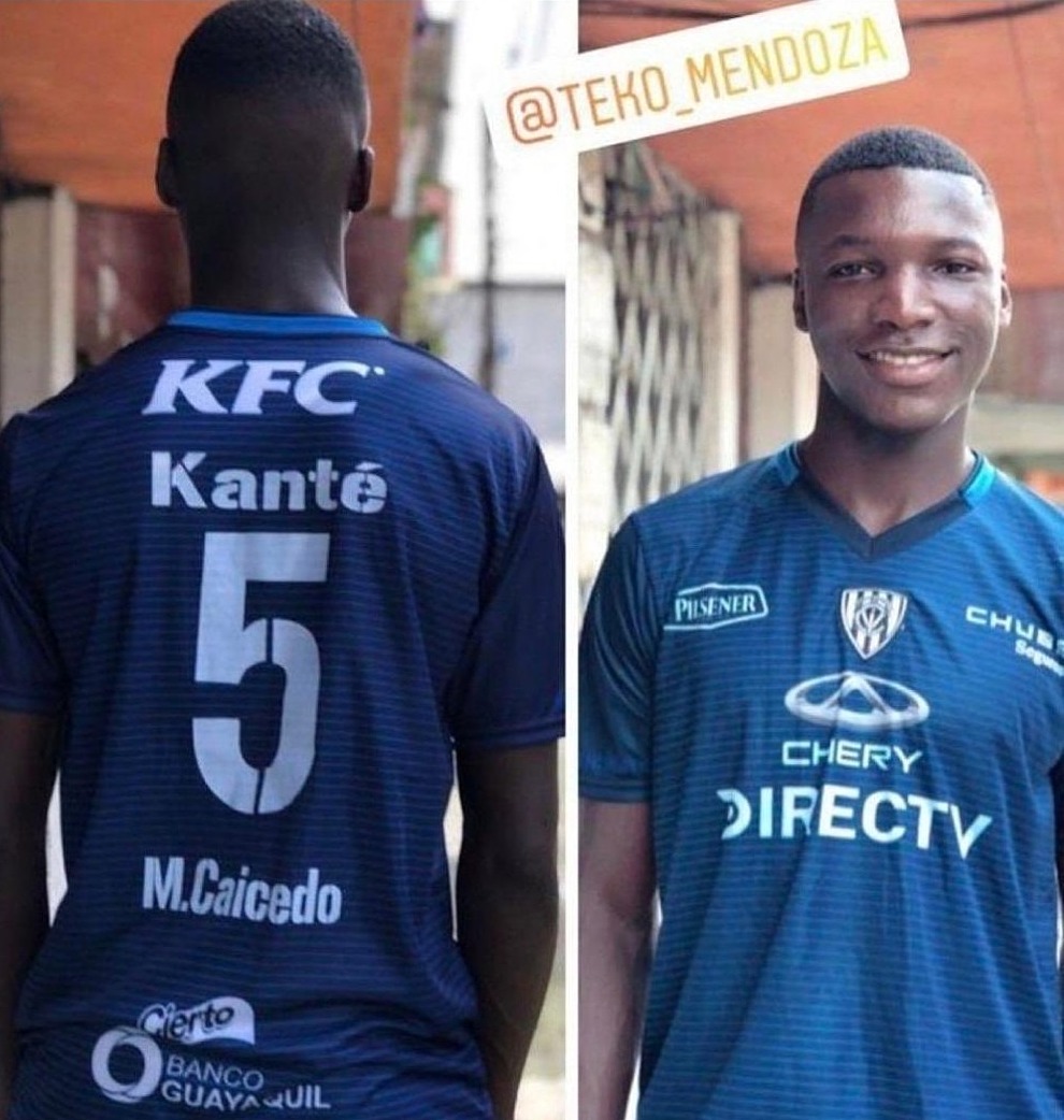 caicedo-kante-shirt-jpeg-16921-4945-1349-1692143094 Caicedo với chiếc áo có in tên Kante thời anh còn là cầu thủ thẻ của Independiente del Valle.