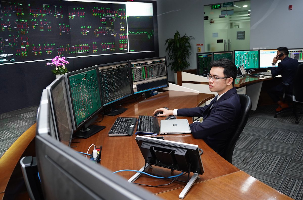 can-bo-a0-truc-he-thong-dien-n-4249-1831-1692771830 Cán bộ Trung tâm Điều độ hệ thống điện quốc gia (A0) trực vận hành hệ thống điện. Ảnh: EVN