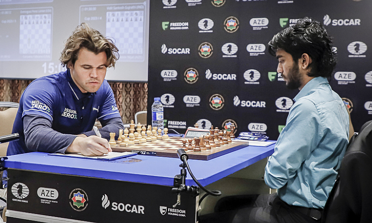 carlsen-gukesh-jpeg-1692216518-6657-1692216606 Carlsen (trái) trong ván đấu với Gukesh tại tứ kết World Cup cờ vua ở Baku, Azerbaijan ngày 16/8/2023. Ảnh: FIDE