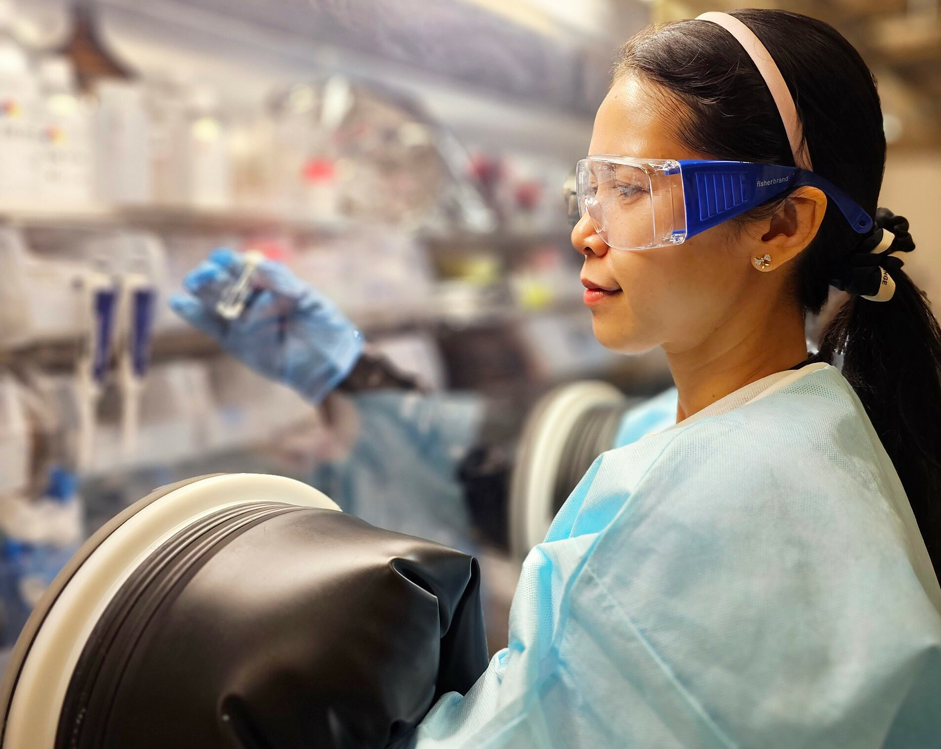 che-tao-pin-1690814899-2924-1690815598 TS Phụng làm việc trong buồng chân không, trong quy trình lắp ráp pin cúc áo. Ảnh: NVCC