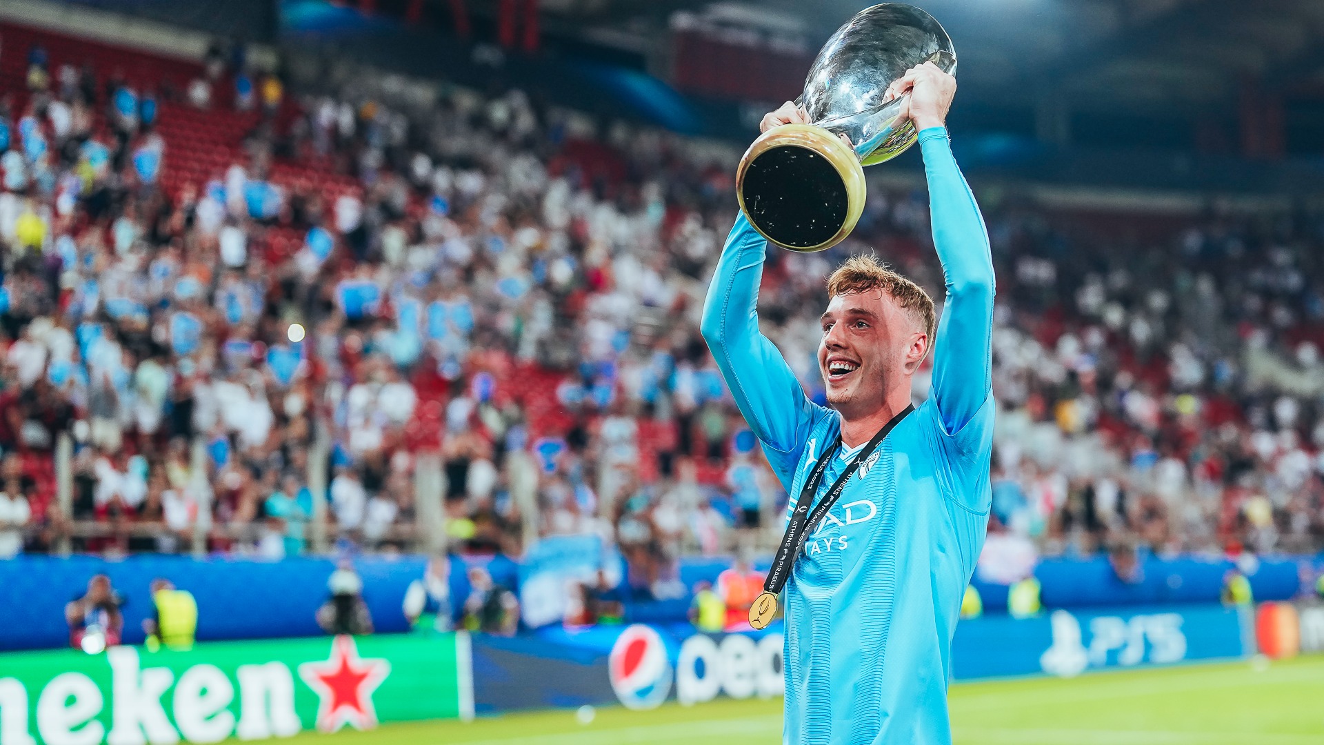 cole-7204-1692236737 Palmer nâng Siêu Cup châu Âu trong màn mừng công của Man City sau trận đấu trên sân Karaiskakis, Piraeus, Hy Lạp ngày 16/8. Ảnh: mancity.com