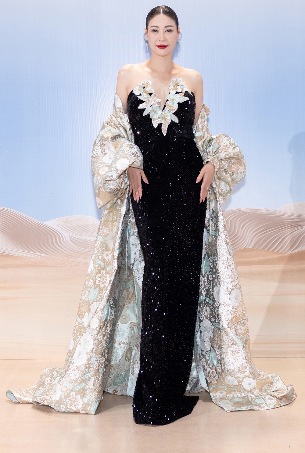 ha-kieu-anh-2-8419-1692239446 Tối 16/8, dàn người đẹp dự Vietnam Beauty Fashion Fest 5, giới thiệu ba bộ sưu tập của nhà thiết kế Hoàng Tony, Võ Thanh Can, Ivan Trần và xem phần thi Người đẹp áo tắm của top 46. Hà Kiều Anh chọn váy đính hoa kèm áo choàng rộng. Hoa hậu đảm nhận vai trò trưởng ban giám khảo Miss Grand Vietnam 2023.