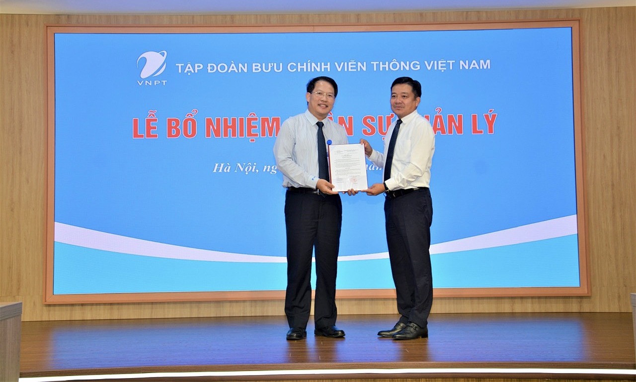 ong-huynh-quang-liem-tong-giam-1917-6952-1692094088 Tổng giám đốc Tập đoàn VNPT trao quyết định bổ nhiệm cho ông Nguyễn Văn Tấn (trái). Ảnh: VinaPhone