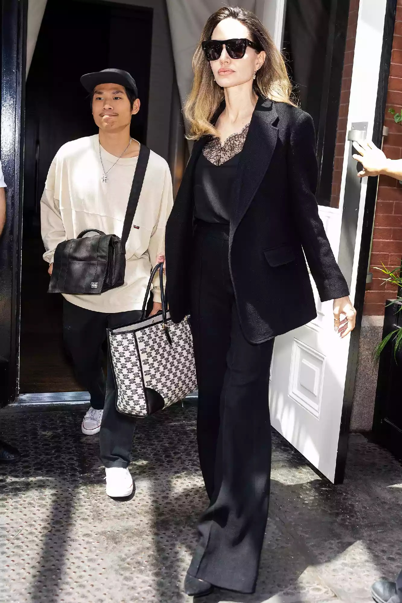 pax-thien-va-angelina-jolie-7931-1692248104 Angelina Jolie và con trai Pax Thiên mặc cùng phong cách khi dạo phố. Ảnh: GC Images