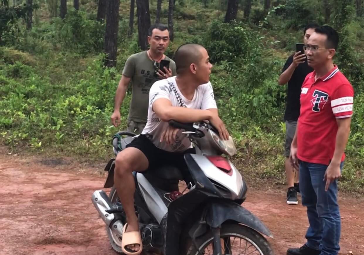 thanh-nie-n-do-t-ru-ng-jpeg-6621-1692201173 Người dân chặn thanh niên áo trắng hỏi lý do đốt rừng. Ảnh: Vạn An