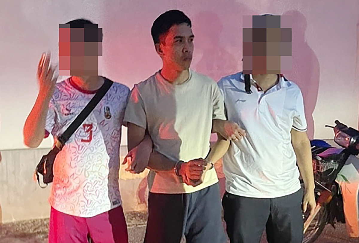 trung-ba-t-co-c-jpeg-9815-1692233924 Nguyễn Đức Trung (giữa) lúc bị bắt. Ảnh: Xuân Hoa