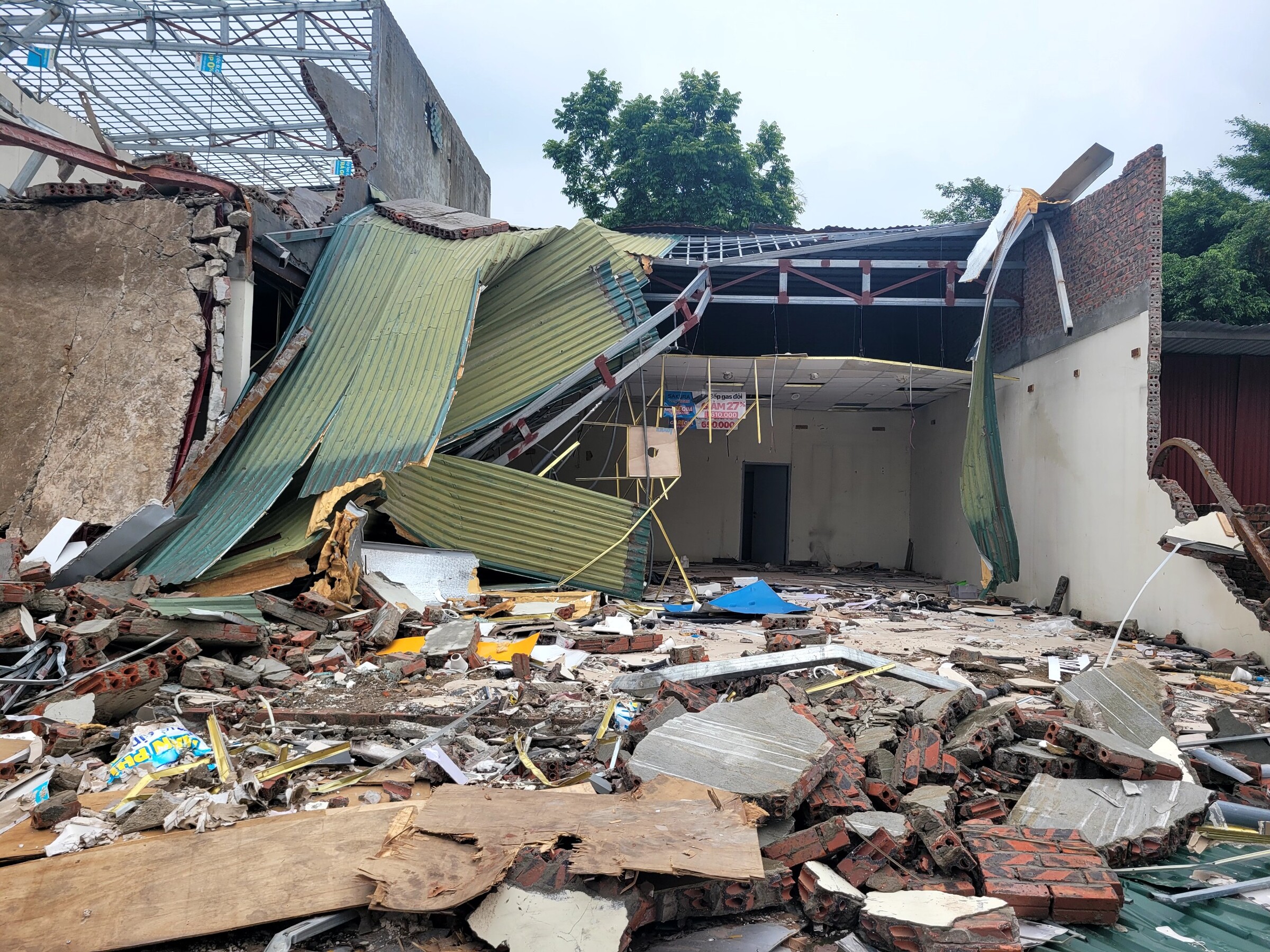 z4605355019592-41b7020a61ff3a8-2695-7636-1692079351 Ngôi nhà cấp 4 của bà Trang bị sập mái, đổ một phần tường. Ảnh Lê Tân