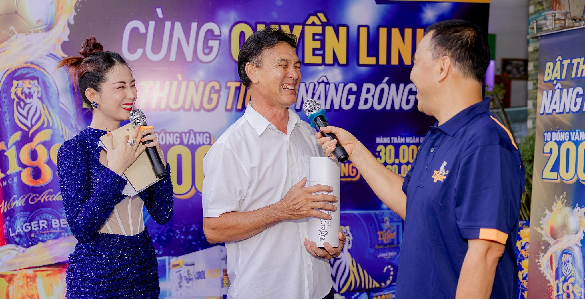 Quyền Linh giao lưu và thay mặt Tiger Beer tri ân chuỗi các tiệm tạp hoá, các anh chị chủ cửa hàng và nhà phân phối đã luôn đồng hành cùng thương hiệu