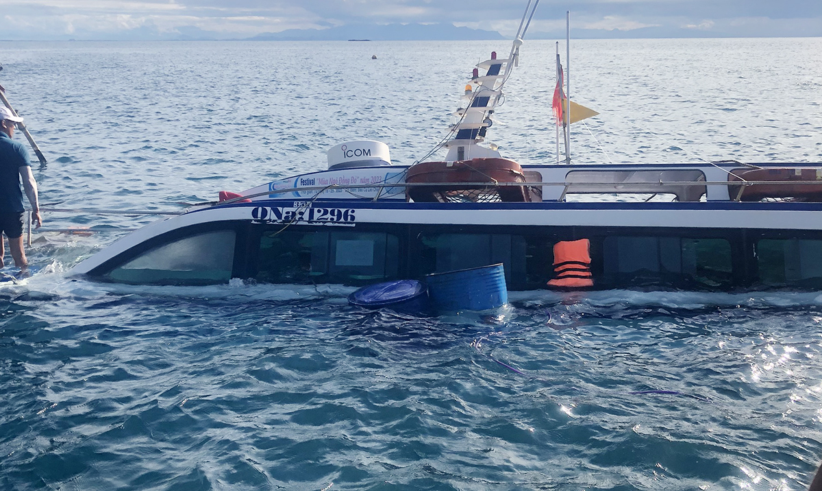 Ca nô bị chìm trên biển sau tai nạn. Ảnh: Đại Hiệp