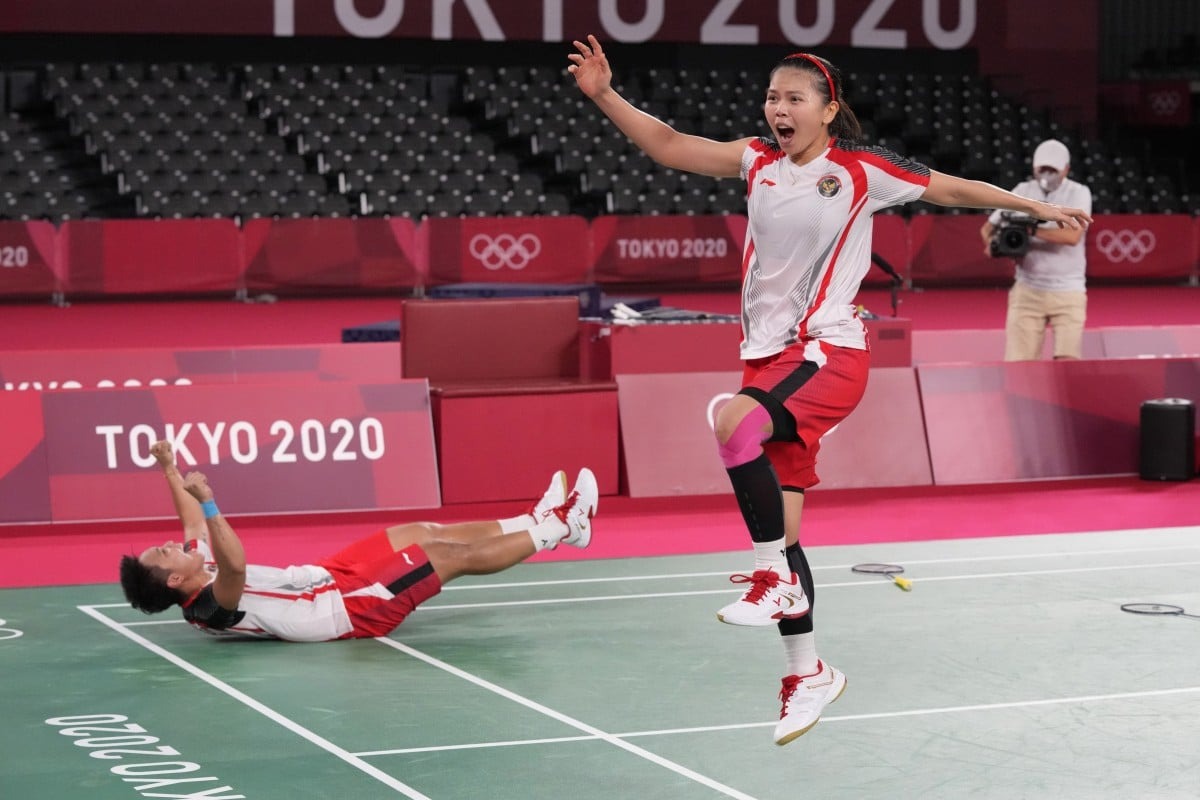 Greysia Polii (phải) và Apriyani Rahayu mừng sau khi thắng Chen Qingchen và Jia Yifan trong trận chung kết đôi nữ Olympic Tokyo 2020. Photo: AP