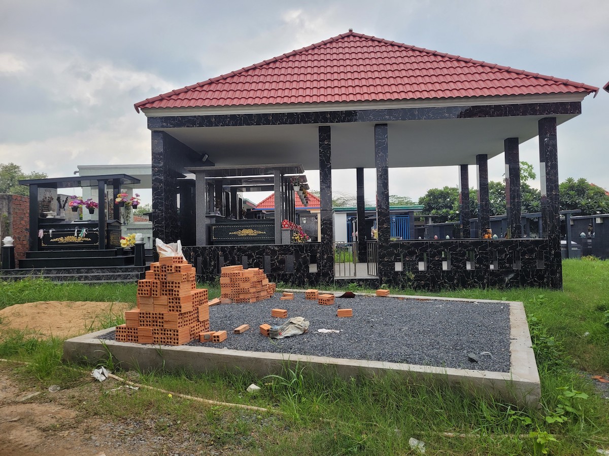 Một lô huyệt mộ được phân lô chuẩn bị xây dựng tại khu đất. Ảnh: Phước Tuấn