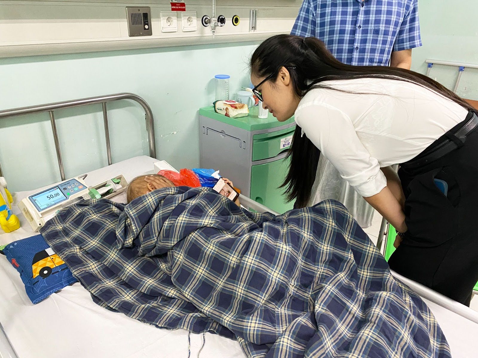 Đại diện Ngân hàng VietinBank thăm hỏi bệnh nhi tại Bệnh viện Nhi Trung ương nhân dịp Ngày quốc tế thiếu nhi. Ảnh: K.A