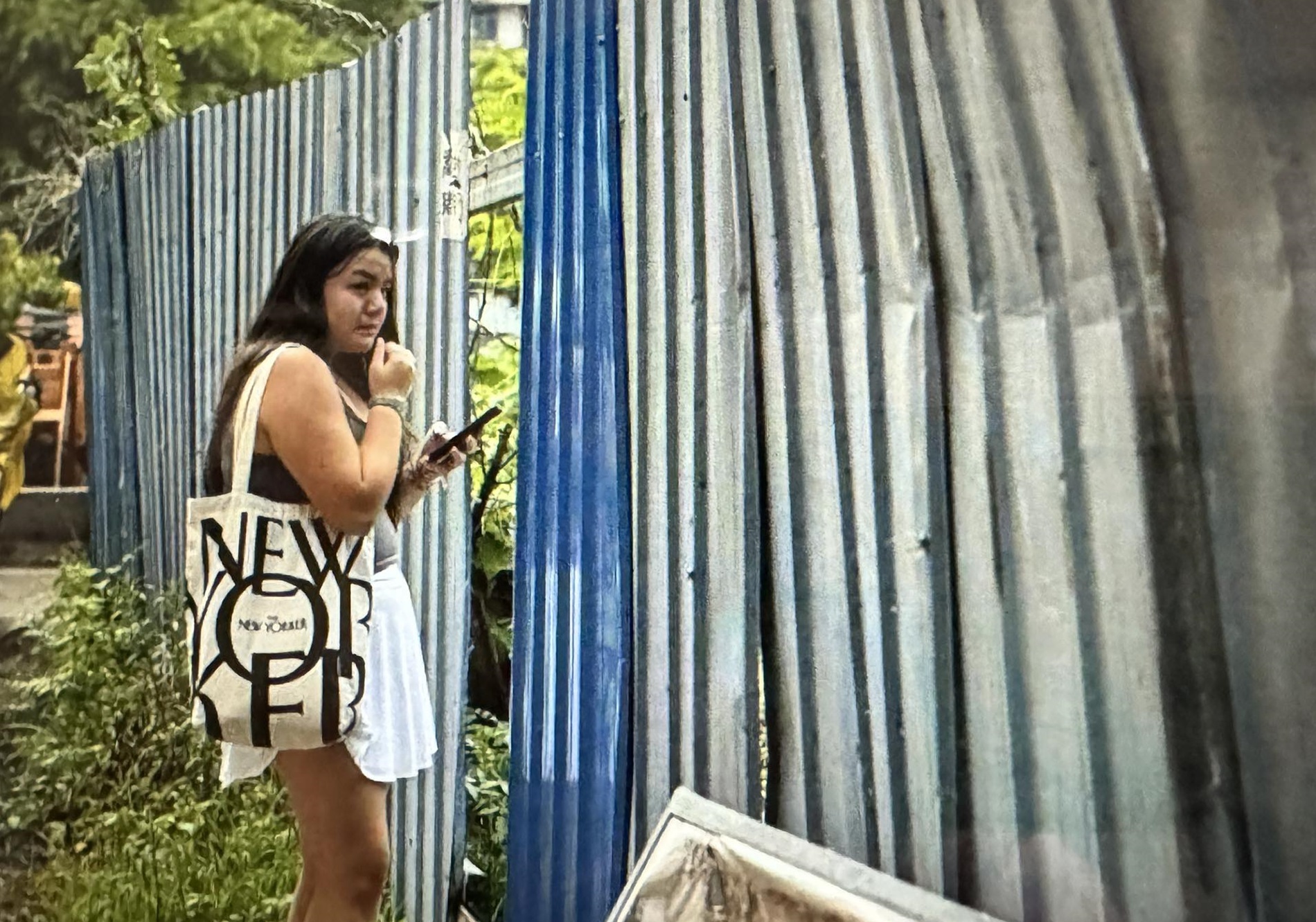 Loulee Wilson đang khóc nức nở bên ngoài một nhà máy hiện đã bị phá hủy, nơi cô tin rằng mình được tìm thấy khi còn là một đứa trẻ. Ảnh: AFP