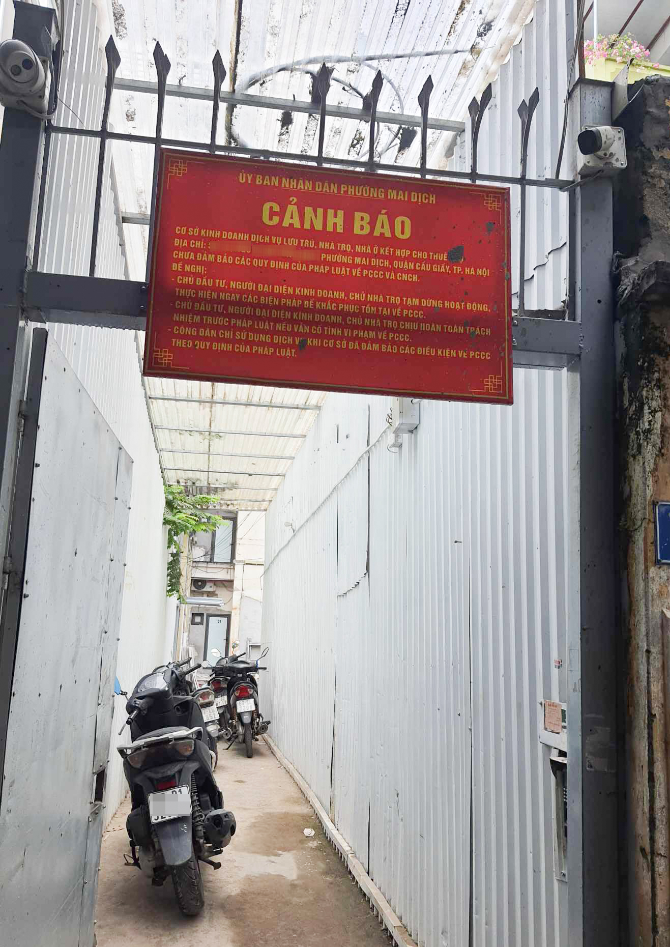 Một hộ dân cho thuê phòng trọ tại đường Hồ Tùng Mậu, phường Mai Dịch, quận Cầu Giấy bị treo biển không đảm bảo quy định về phòng cháy chữa cháy, chiều 16/7. Ảnh: Nhật Minh