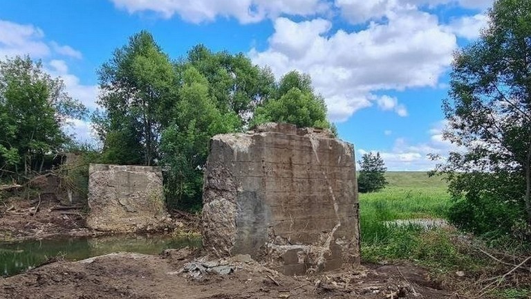 Phần trụ bê tông còn lại của cây cầu sau vụ trộm. Ảnh: Baza