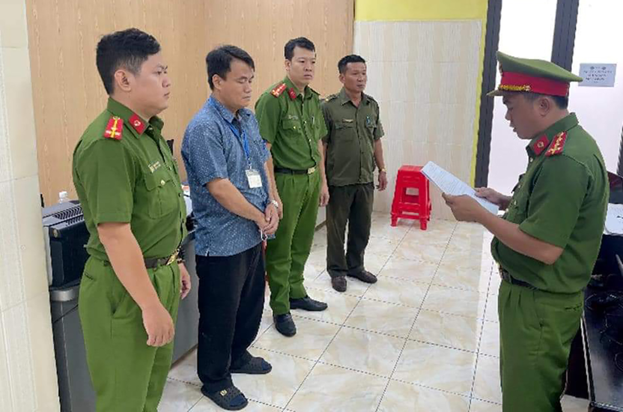 Đăng kiểm viên nhận hối lộ bị bắt