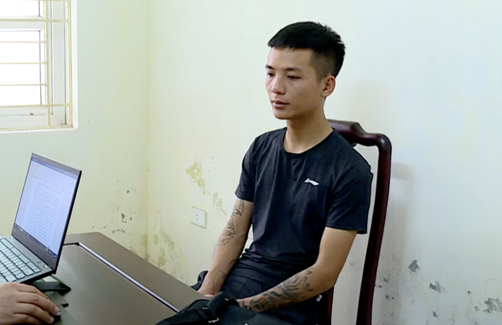 Nguyễn Đức Hùng tại cơ quan điều tra. Ảnh: Công an Bắc Ninh